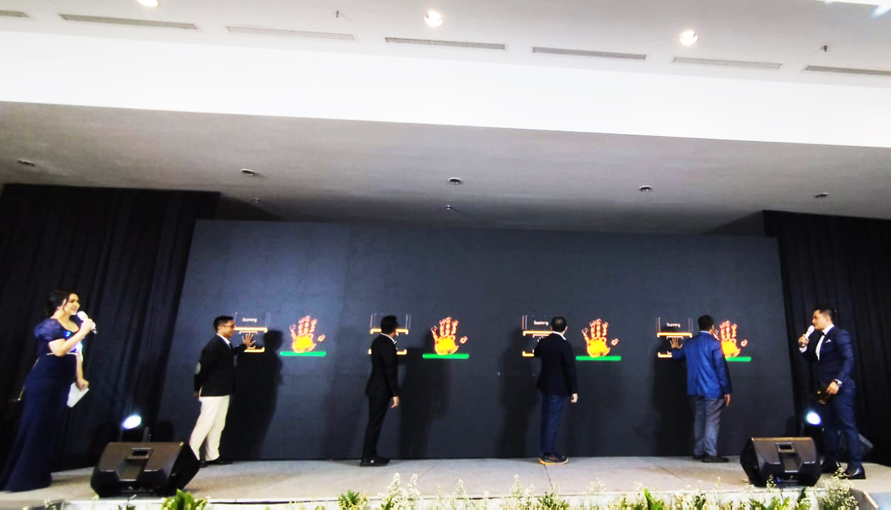 Launching tenant apps ditandai dengan penekanan tombol oleh direksi KBN. -MY-